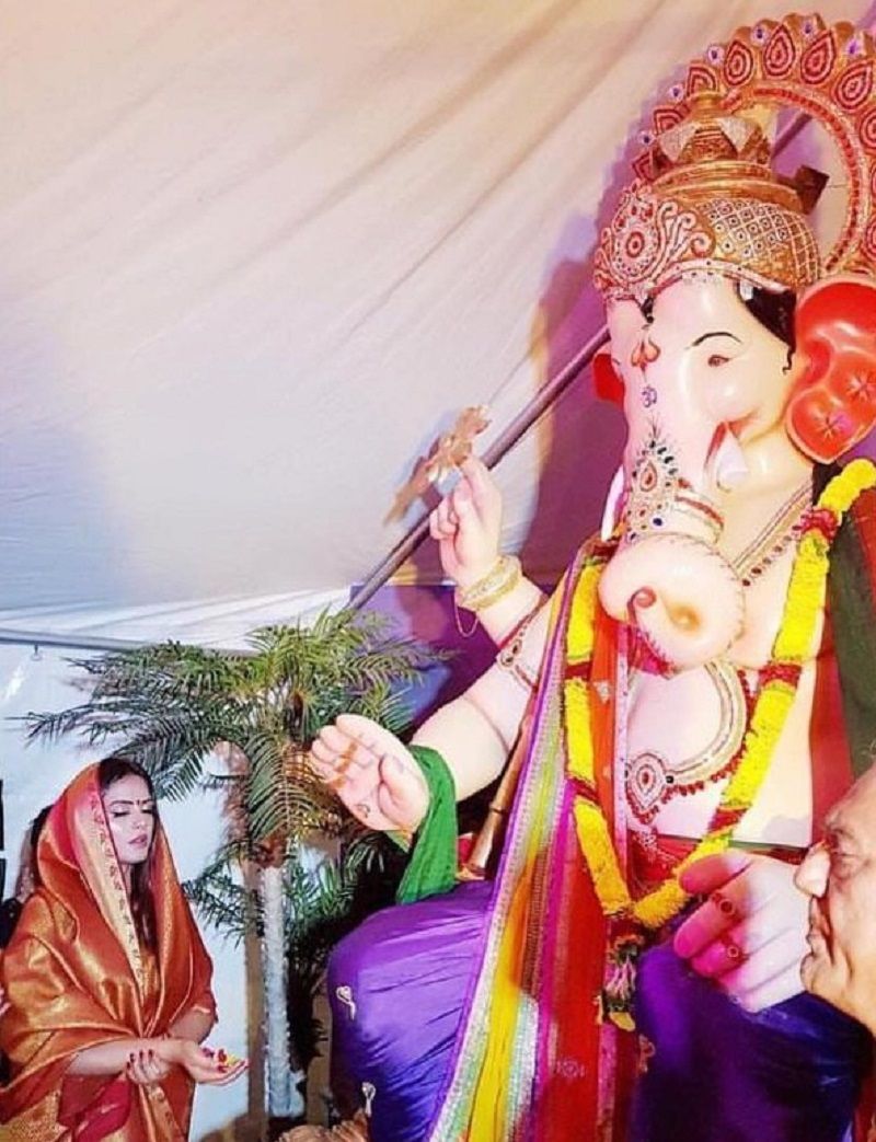 Neetu Chandra worshipping infront of Lord Ganesha idol