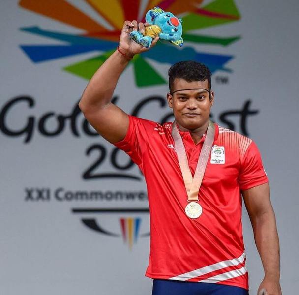 Ragala Venkat Rahul showing his Gold Medal at the 2018 Commonwealth Games