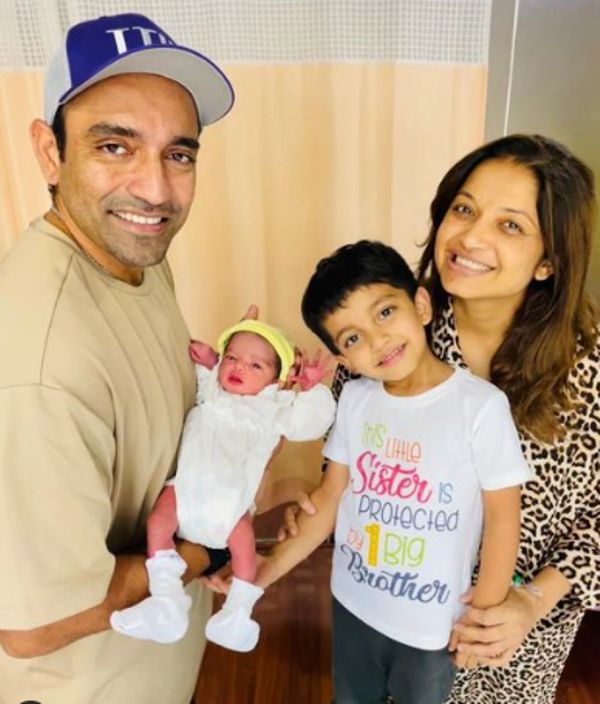 Robin Uthappa with his wife and children