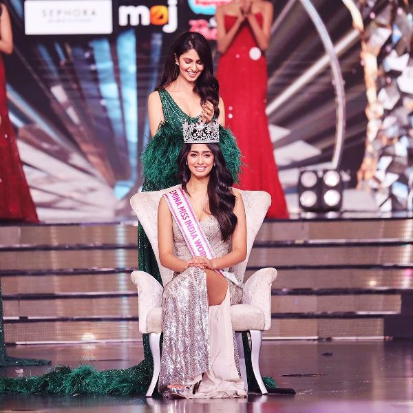 Sini Shetty being crowned as Femina Miss India World 2022 by Manasa Varanasi