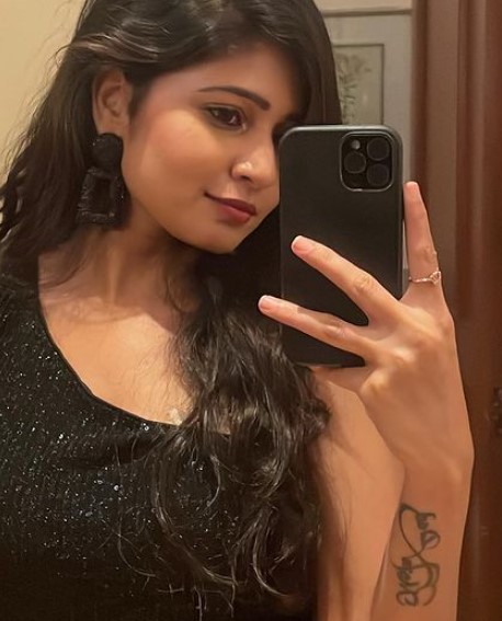 Akshata featuring a tattoo on her arm
