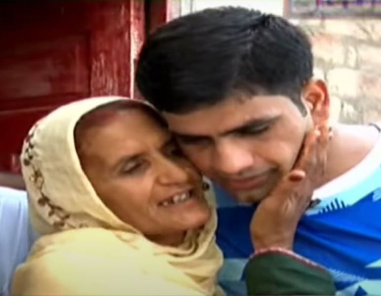 Arshad Nadeem's with his mother