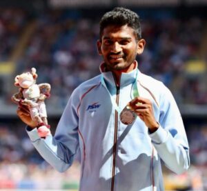 Avinash Sable posing with his silver medal at Commonwealth Games 2022 in Birmingham