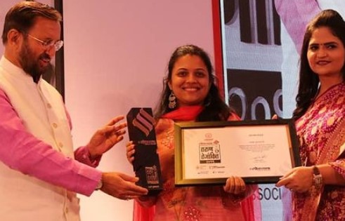 Bhakti Kulkarni upon winning the Loksatta Tarun Tejankit Award
