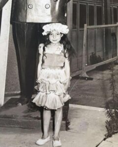 Hande Erçel.  childhood photo of
