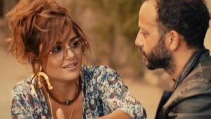 Hande Erçel in a still from the music video Canın Sağ Olsun