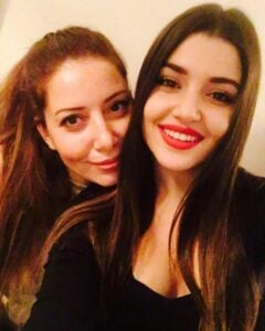 Hande Erçel with her mother