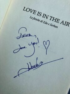 Hande Erçel's signature