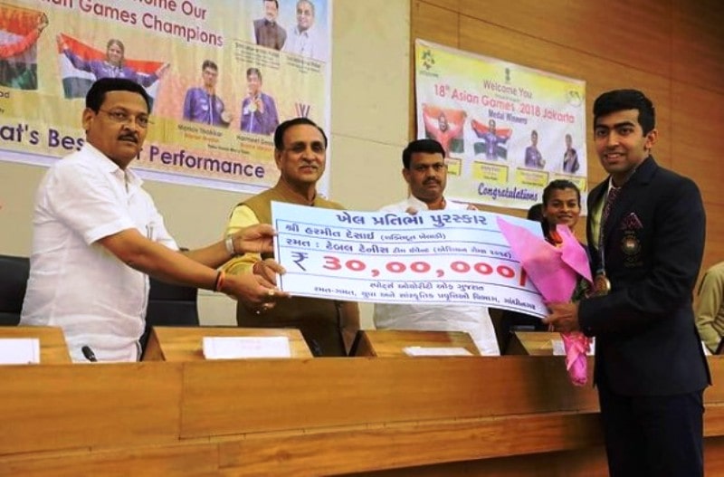 Harmeet Desai receiving a cheque after winning the Khel Pratibha Award