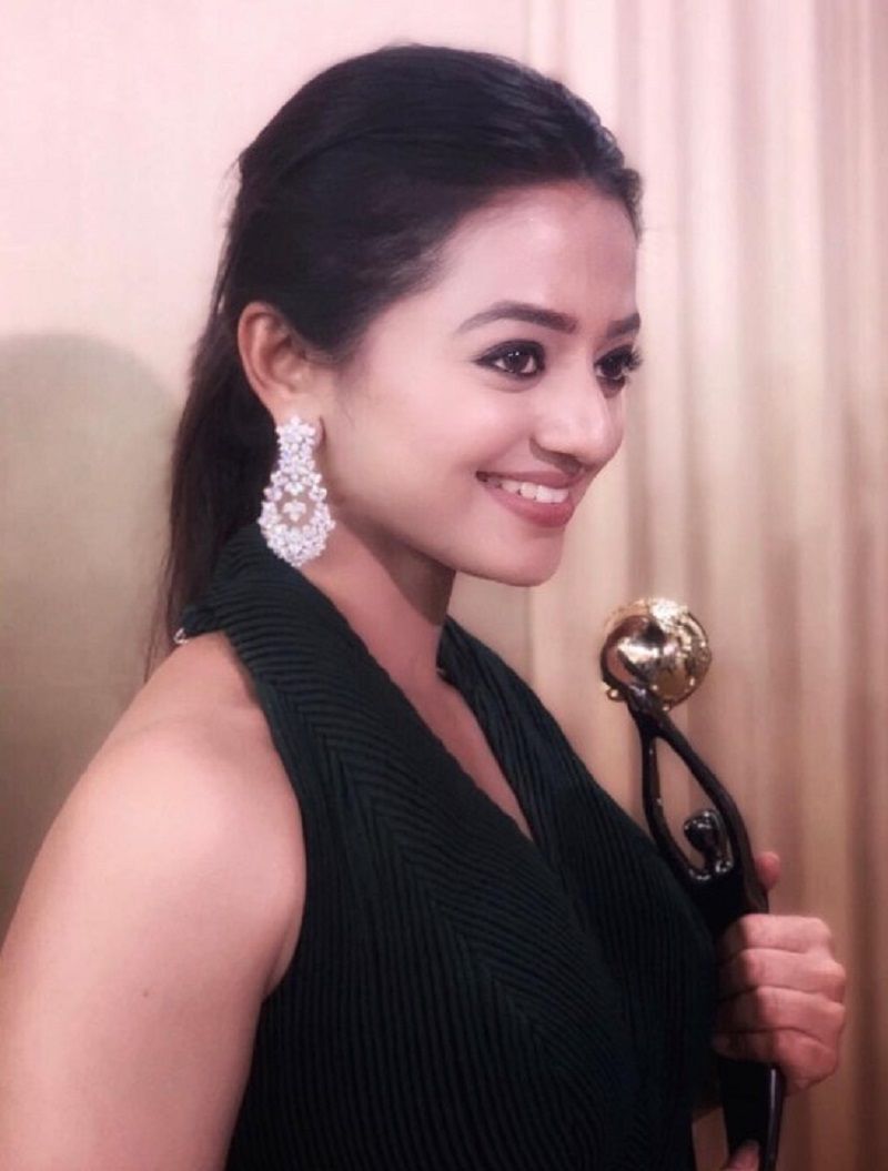Helly Shah with her award for Best Performance by an Actress in a Negative Role for the show Sufiyana Pyaar Mera (2019)