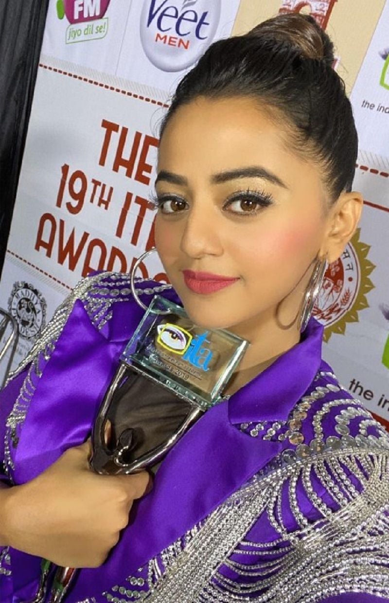 Helly Shah with her award for the Best Actress in a Negative Role for the show Sufiyana Pyaar Mera (2019)