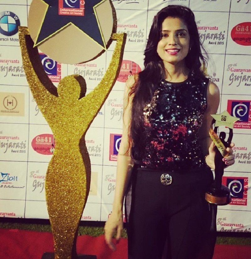 Kanishka Soni posing with Gorwanta Gujarati award