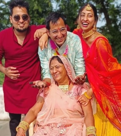 Kiran Yogeshwar with her family members