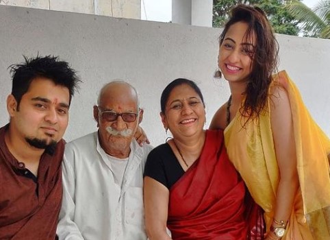 Kiran Yogeshwar with her brother, grandfather, and mother