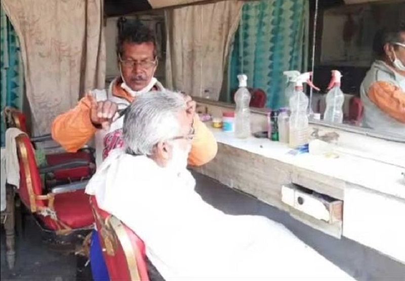 Kuldeep Sen's father cutting hair in his salon