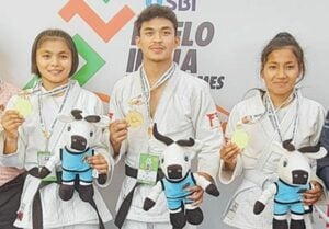 Linthoi Chanambam (left) posing with her gold medal at the Khelo India Youth Games 2022