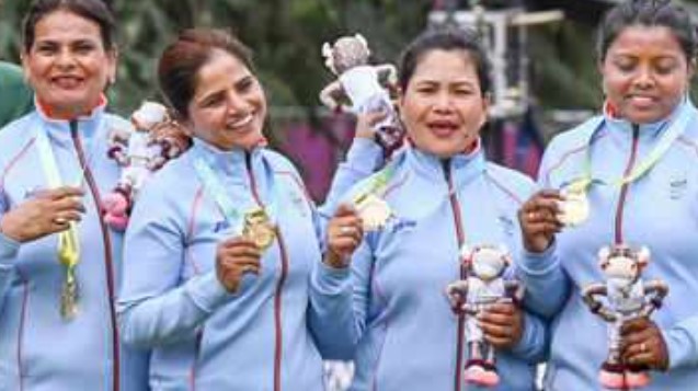 Lovely Choubey with her teammates after winning gold at CWG 2022
