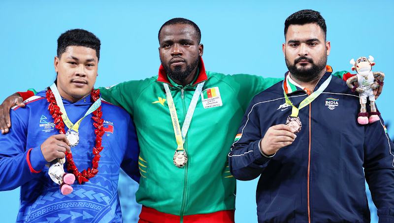 Lovepreet Singh (right) showcasing his bronze medal at the 2022 Commonwealth Games