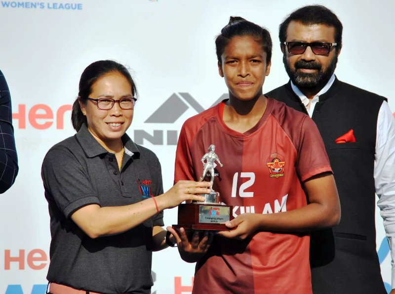 Manisha Kalyan being presented the All India Football Federation (AIFF) Women Footballer of the Year award