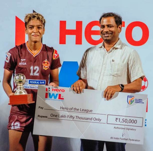 Manisha Kalyan holding her Hero of The League Award at 2022 Indian Women League