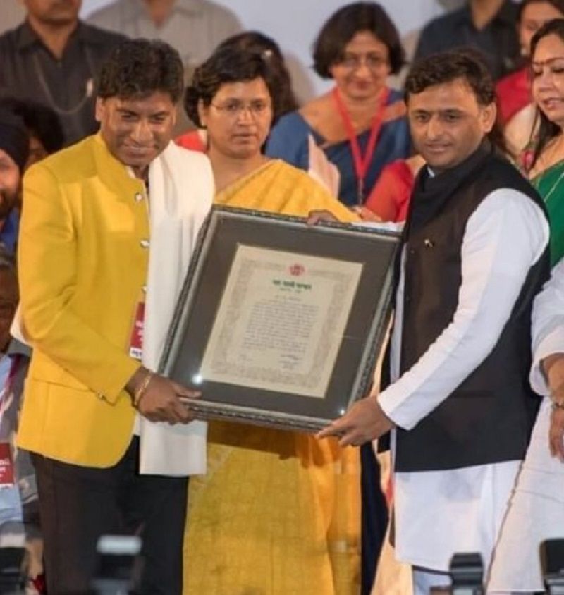 Raju Srivastava receiving Yash Bharti Award from Akhilesh Yadav