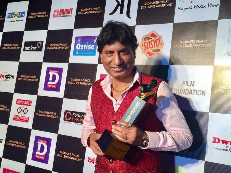 Raju Srivastava posing his award at Dadasaheb Phalke Excellence Awards (2017)