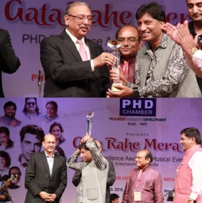 Raju Srivastava receving award at Gata Rahe Mera Dil