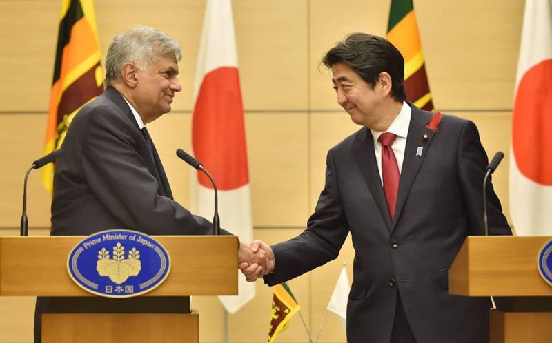Ranil Wickreme shaking hands with Shinzo Abe, the former PM of Japan