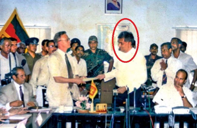 Ranil Wickremesinghe during the signing of the CFA with the LTTE