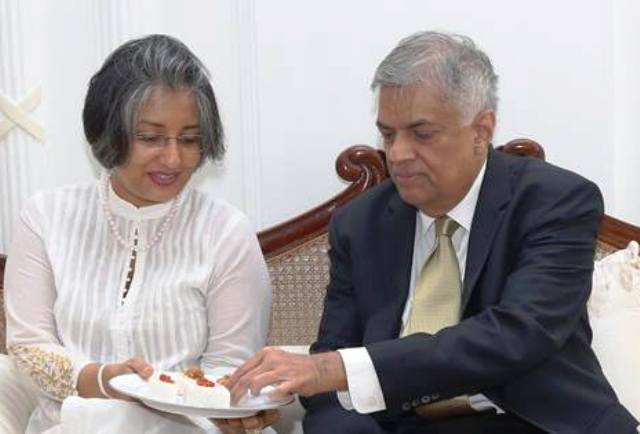 Ranil Wickremesinghe with his wife