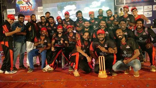 Roopesh Shetty with his team in MPL