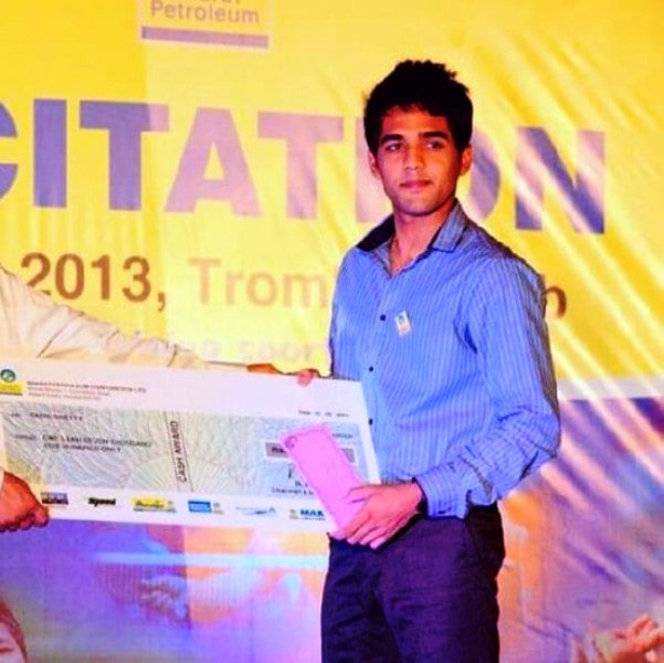 Sanil Shetty receiving a cheque after winning the BPCL Award