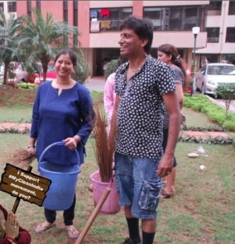Raju Srivastava with his wife cleaning the society