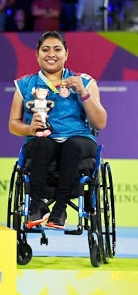 Sonalben Patel holding her medal
