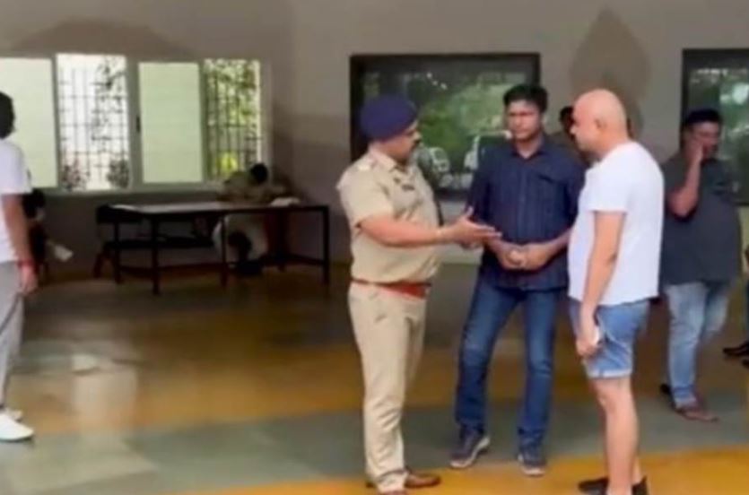 Sudhir Sangwan talking to Goa Police officer after Sonali's death