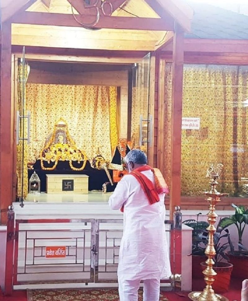 Swatantra Dev Singh visiting a temple