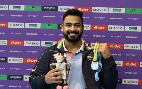 Vikas Thakur with his medal at the Commonwealth Games 2022