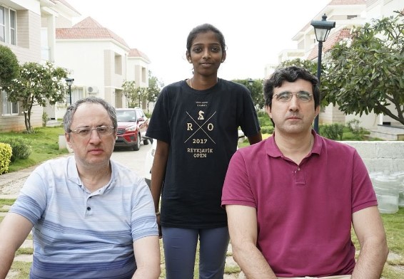 Vaishali with former World Championship Challenger Boris Gelfand and former World Champion Vladimir Kramnik at the Microsense training camp in Chennai