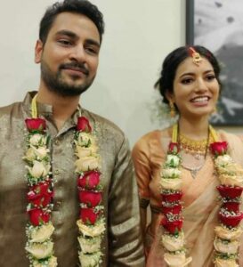 A wedding picture of Utsav Sarkar's sister, Aakansha Sarkar, with her husband, Dhruv