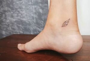 A wing tattoo on Aashna Hegde's right foot