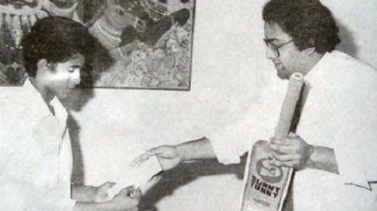 A young age picture of Sachin Tendulkar while receiving an award from Atulya Mafatlal