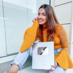 Aashna Hegde with her silver YouTube play button