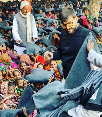 Abbas Ansari distributing blankets to the poor
