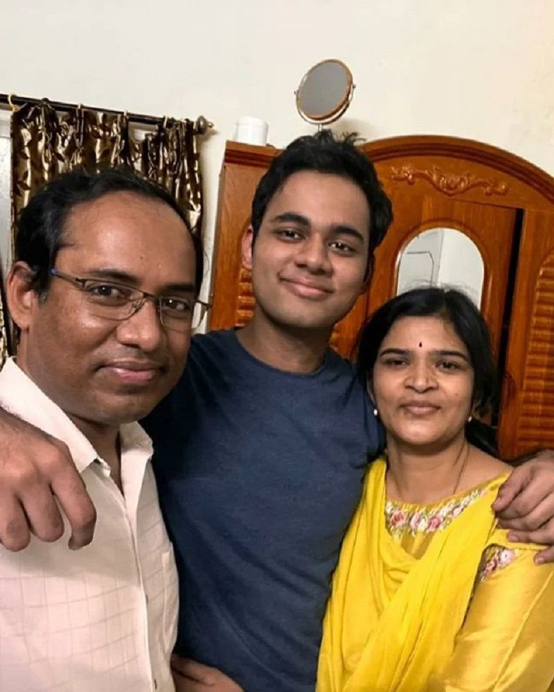 Arjun Erigaisi with his parents