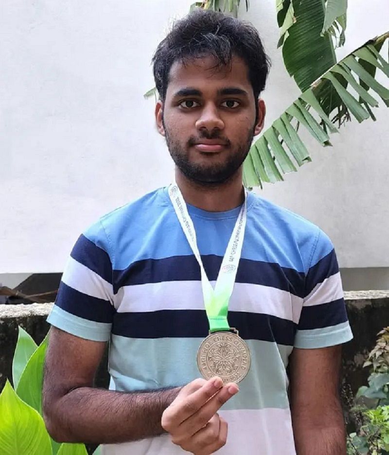 Arjun Erigaisi with his silver medal in the Chess Olympiad 2022