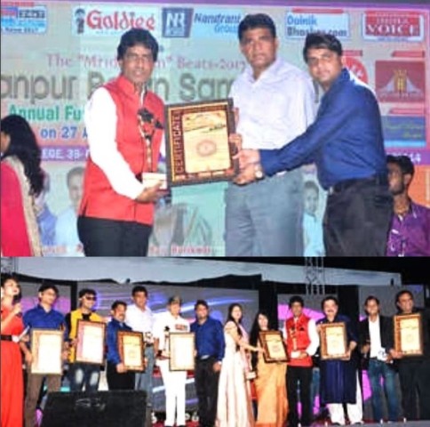 Deepu Srivastava receiving the Kanpur Ratan Award