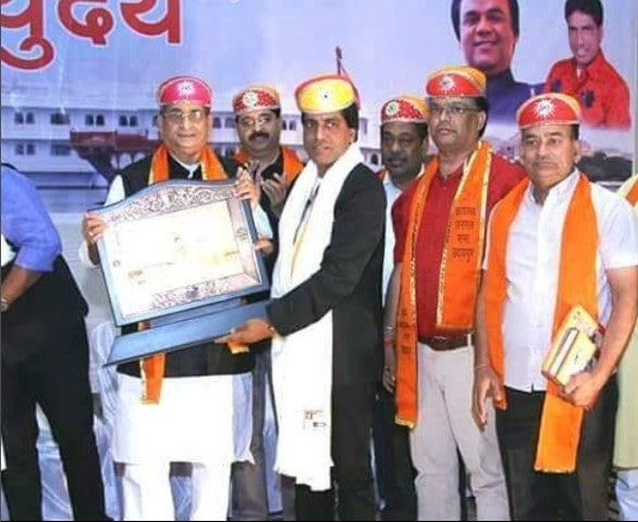 Dipu Srivastava receiving the Kayastha Ratna Award