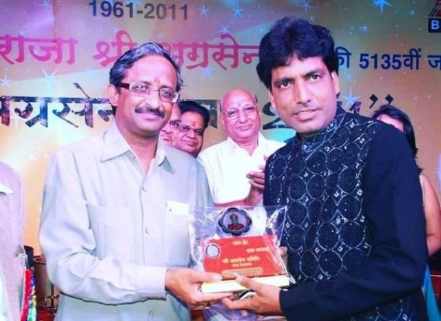 Deepu Srivastava receiving Raja Shree Agrasen Award