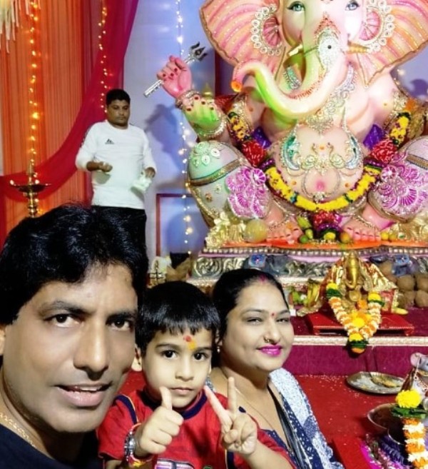 Deepu Srivastava with his wife and son