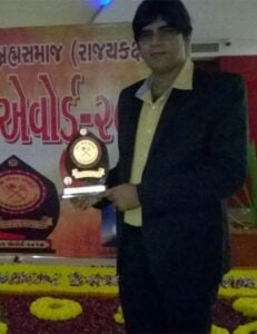 Dipen Raval posing with the award of Best Actor fromfrom Samast Gujarat Brahm Samaj